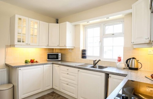 Tudweiliog House | Homely, 4-Bed House close to stunning beach