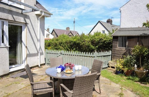 Tudweiliog House | Homely, 4-Bed House close to stunning beach