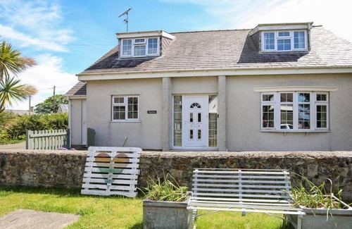 Tudweiliog House | Homely, 4-Bed House close to stunning beach