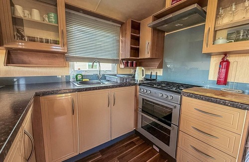 Walton on the Naze House | Homely 8 berth caravan near to the beach at Naze Marine Holiday Park, ref 17140P