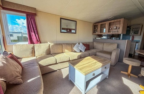 Walton on the Naze House | Homely 8 berth caravan near to the beach at Naze Marine Holiday Park, ref 17140P