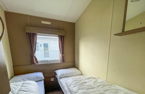 Clacton-on-Sea House | Homely 8 berth caravan on a great holiday park, ref 46695V