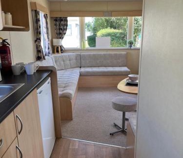 Great Yarmouth Hotel | Homely Caravan At California Cliffs In Norfolk, Near To Scratby Beach Ref 50001E