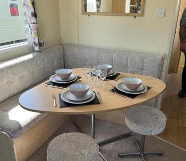Great Yarmouth Hotel | Homely Caravan At California Cliffs In Norfolk, Near To Scratby Beach Ref 50001E
