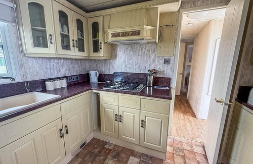 Skegness House | Homely caravan, only a short drive to Skegness Beach ref 64011D