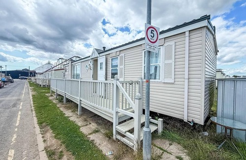 Skegness House | Homely caravan, only a short drive to Skegness Beach ref 64011D