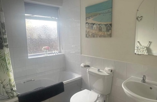 Southend-on-Sea Apartment | Homely & Comfy 2BR Nr High Street & Beach by Everhome Ltd