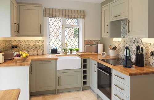 New Forest District House | Homely Cottage near Paultons Park with hot tub