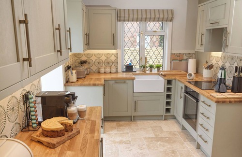 New Forest District House | Homely Cottage near Paultons Park with hot tub