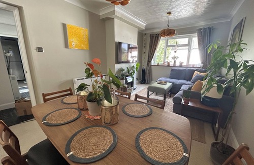 Walton-on-Thames Apartment | Homely flat in Surrey, Sleeps 3, family friendly