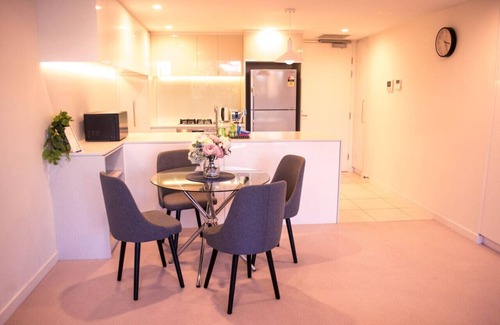 Reid Apartment | Homely Modern Apt by Lake between City & Russell