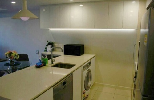 Reid Apartment | Homely Modern Apt by Lake between City & Russell