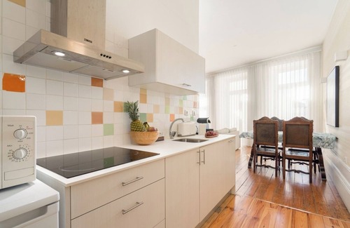 Lordelo do Ouro e Massarelos Apartment | Homely Noble Flat at Palácio de Cristal