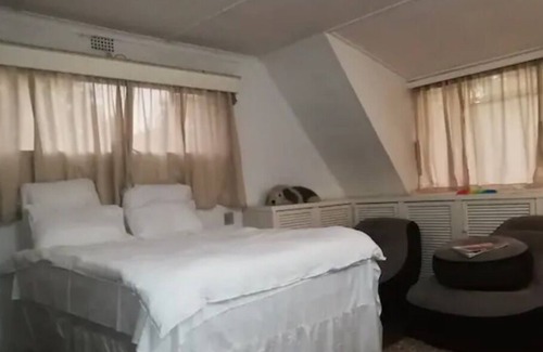 Greater Johannesburg Metropolitan Area House | Homely, quiet neighbourhood close to shopping centre, Sandton and Rosebank.