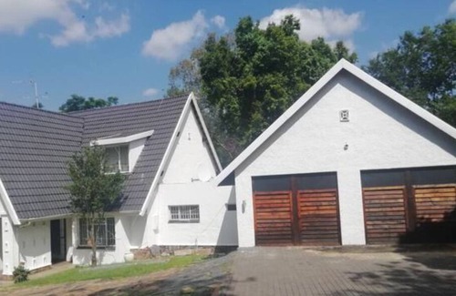 Greater Johannesburg Metropolitan Area House | Homely, quiet neighbourhood close to shopping centre, Sandton and Rosebank.