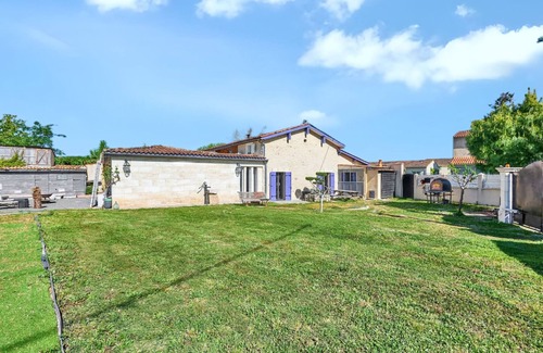 Saint-Antoine-de-Breuilh Villa | Homerez - Villa in Saint-Antoine