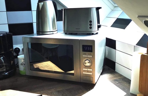 Le Vivier-sur-Mer Apartment | Homerez - Apartment /Le Vivier-sur-Mer