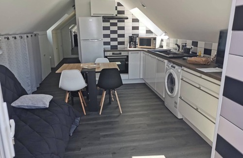 Le Vivier-sur-Mer Apartment | Homerez - Apartment /Le Vivier-sur-Mer