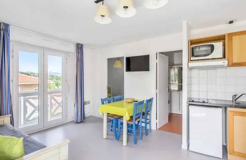 Carnoux-en-Provence Apartment | Homerez - Apartment Carnoux-en-Provence.