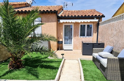 Vitrolles Apartment | Homerez - Appartement 15 km away from the beach for 2 ppl. with shared pool