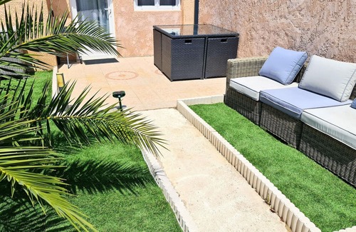 Vitrolles Apartment | Homerez - Appartement 15 km away from the beach for 2 ppl. with shared pool