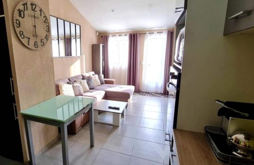 Vitrolles Apartment | Homerez - Appartement 15 km away from the beach for 2 ppl. with shared pool