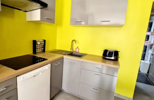 Vitrolles Apartment | Homerez - Appartement 15 km away from the beach for 2 ppl. with shared pool