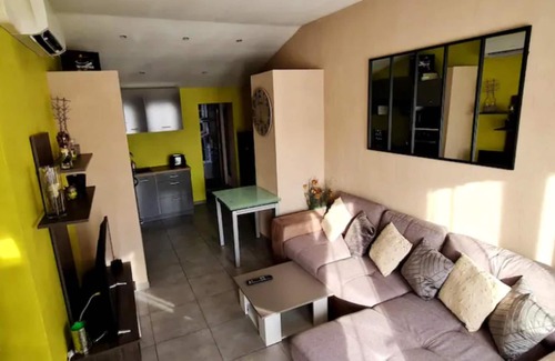 Vitrolles Apartment | Homerez - Appartement 15 km away from the beach for 2 ppl. with shared pool