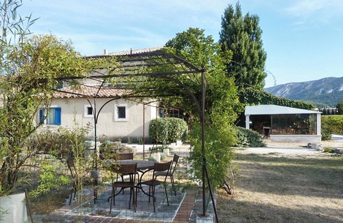 Oppede House | Homerez - Charming House in Oppède with Mountain View