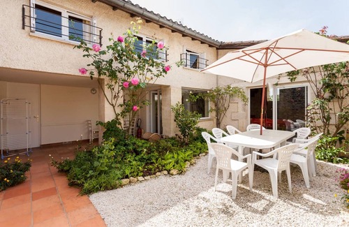 Genissac Villa | Homerez - Charming Villa in Génissac with Fireplace