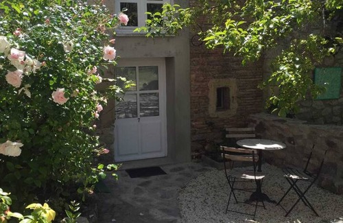 Valaurie Apartment | Homerez - Cosy studio in Valaurie with shared pool 40 m²