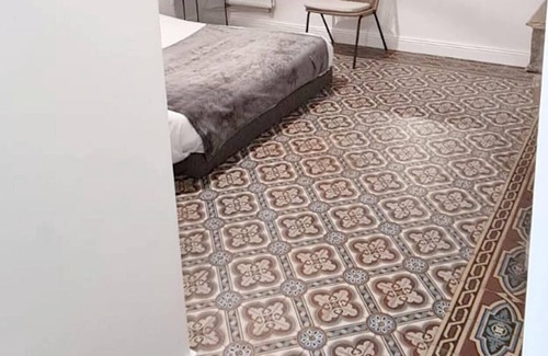 Saint-Cyr-au-Mont-d'Or Apartment | Homerez - Amazing appartement for 2 ppl. with garden at Saint-Cyr-au-Mont-d'Or