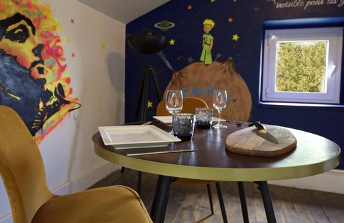 Saint-Cyr-au-Mont-d'Or Apartment | Homerez - Amazing appartement for 2 ppl. with garden at Saint-Cyr-au-Mont-d'Or