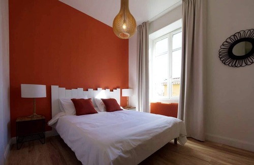Saint-Cyr-au-Mont-d'Or Apartment | Homerez - Amazing appartement for 2 ppl. with garden at Saint-Cyr-au-Mont-d'Or