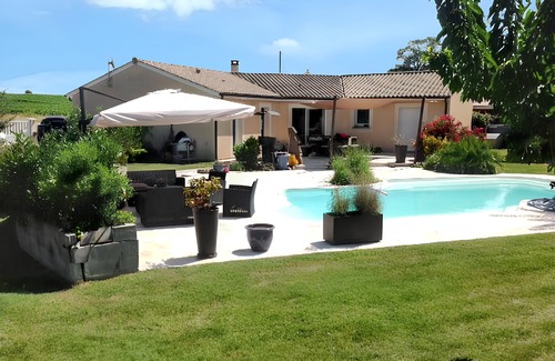 Saint-Martin-Lacaussade Villa | Homerez - Villa pool Saint-Martin-Lacaussade