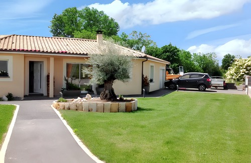 Saint-Martin-Lacaussade Villa | Homerez - Villa pool Saint-Martin-Lacaussade