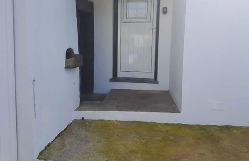 Angra do Heroismo House | Homerez - House 1 km away from the beach for 5 ppl. with jacuzzi and sea view