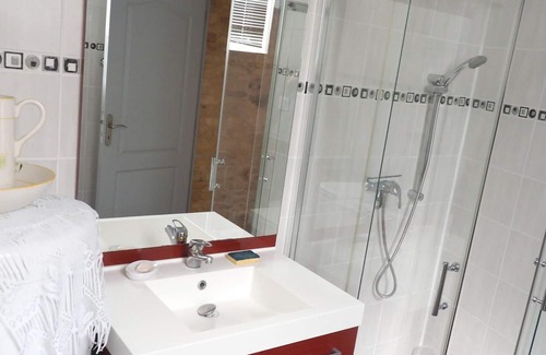 Frayssinet-le-Gelat House | Homerez - House for 2 ppl. with shared pool and garden at Frayssinet-le-Gélat