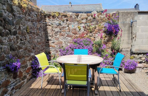 Le Vivier-sur-Mer House | Homerez - House in Le Vivier-sur-Mer