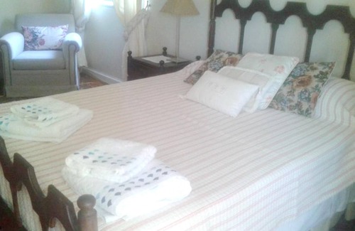 Angra do Heroismo House | Homerez - House 2 km from the beach for 6 pers. with garden in Angra do Heroísmo