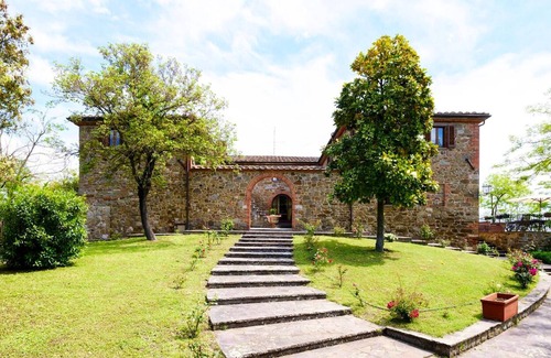 Santarello Villa | Homerez - Large villa for 28 pers. with pool, jacuzzi and garden in Sinalunga