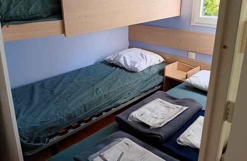 Saint-Cheron House | Homerez - Nice bungalow for 5 ppl. with shared pool and terrace at Saint-Chéron