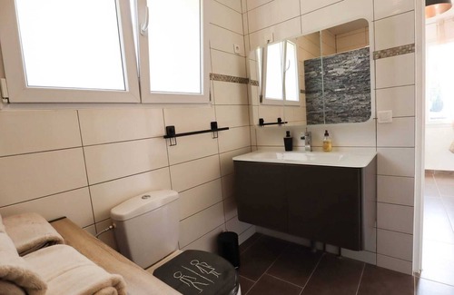 Vernon House | Homerez - Nice house for 2 ppl. with terrace at Vernon