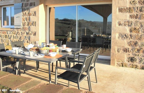 Nauviale House | Homerez - Nice house for 6 ppl. with shared pool, garden and terrace at Nauviale