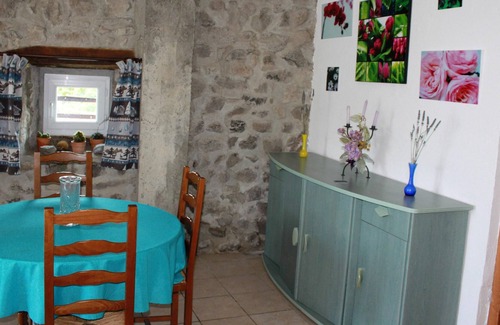 Gourdon House | Homerez - Nice house for 4 ppl. with shared pool and terrace at Saint-Priest