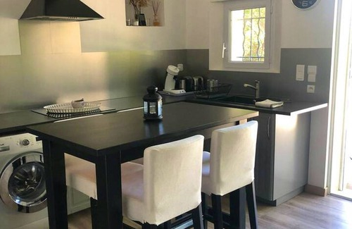 Venasque House | Homerez - Nice property for 4 ppl. with shared pool and terrace at Venasque