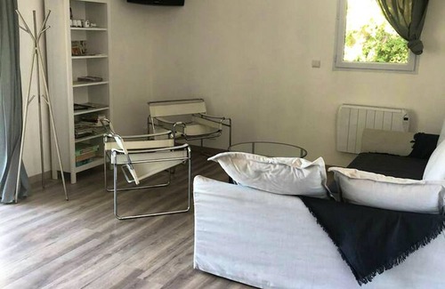 Venasque House | Homerez - Nice property for 4 ppl. with shared pool and terrace at Venasque