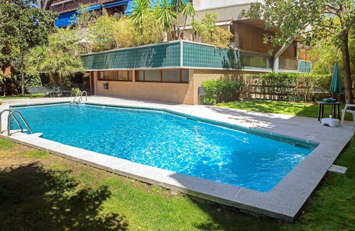 Nueva Espana Apartment | Homerez - Nice studio for 2 ppl. with shared pool, garden and terrace at Madrid