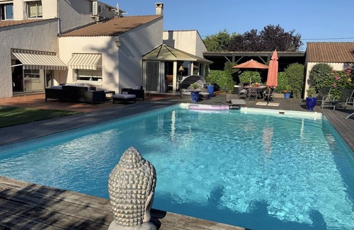 Nalliers Villa | Homerez - Spacious Villa in Nalliers with Private Pool