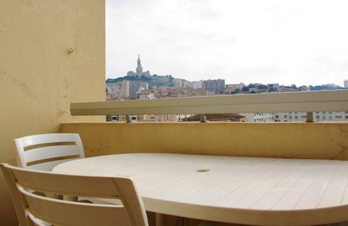 Saint-Lambert Apartment | Homerez - Studio 1 km away from the beach for 3 ppl. with sea view at Marseille